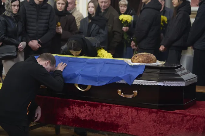 Луцьк навколішки попрощався з загиблим на Донеччині захисником Олексієм Федоренком