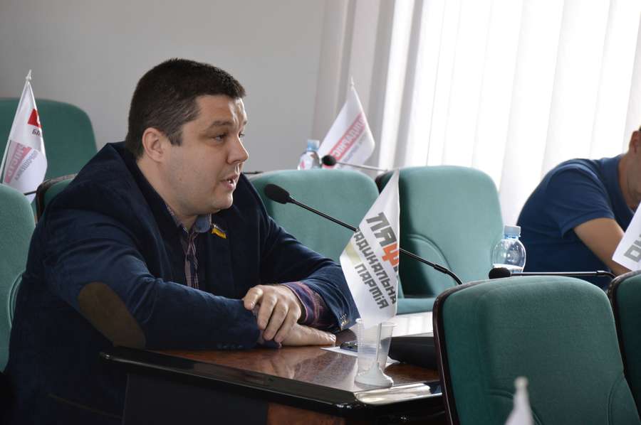 Костянтин Петрочук  поцікавився  чиї інтереси представляє начальник юрвідділу