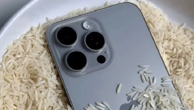 Apple закликає користувачів не сушити мокрі iPhone у рисі