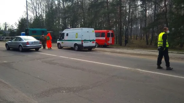 На Рівненщині на в’їзді в місто атомників дезінфікують автомобілі (фото)
