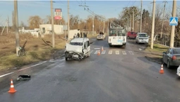 Біля Луцька зіткнулися три автомобілі: один відкинуло у кювет (фото)