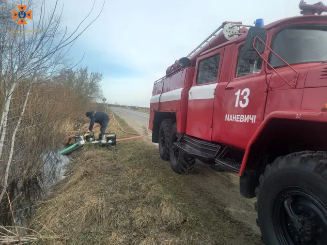 У центрі Луцька спортмайданчик перетворився на «басейн» (фото)