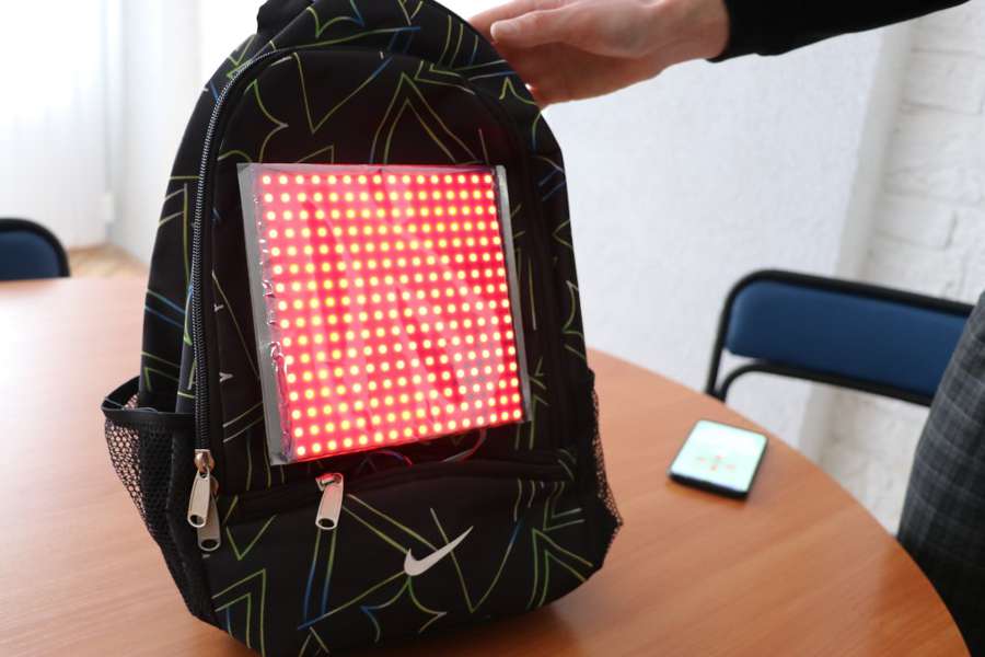 Студент ЛНТУ створив рюкзак, який транслює зображення (фото)