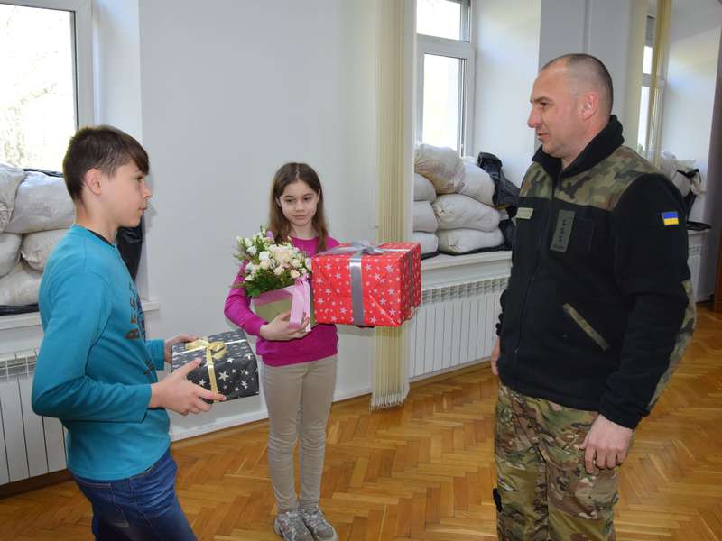 Волинські прикордонники привітали дітей загиблого побратима з днем народження (фото)