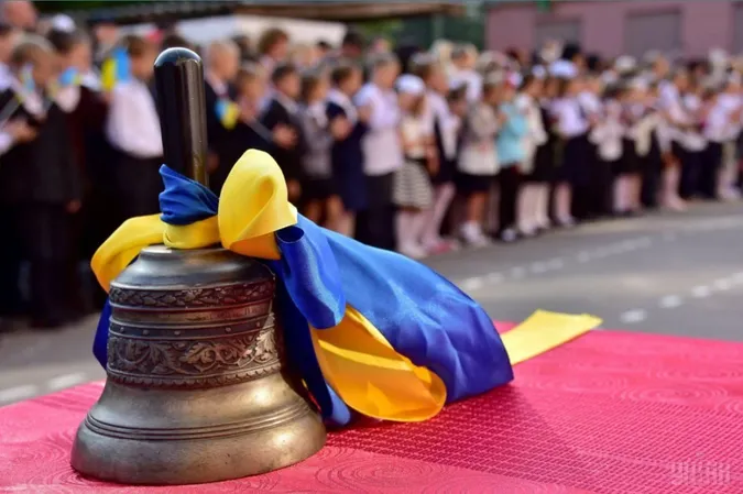 Останні дзвоники та випускні у Луцьку: коли школи підуть на літні канікули