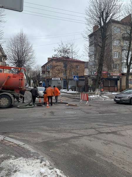 У центрі Луцька комунальники перегородили дорогу: ремонтують люки (фото)
