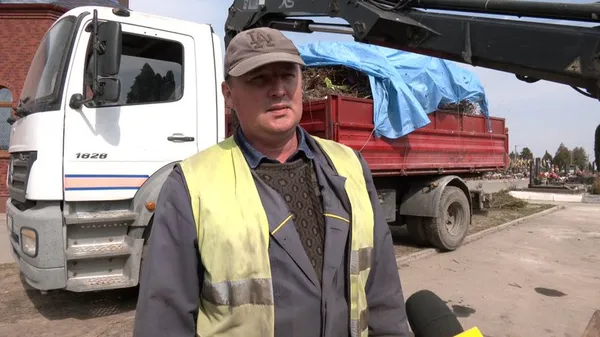 «Розкладаються сотні років»: що робити зі штучними квітами із кладовищ Луцька (фото, відео)