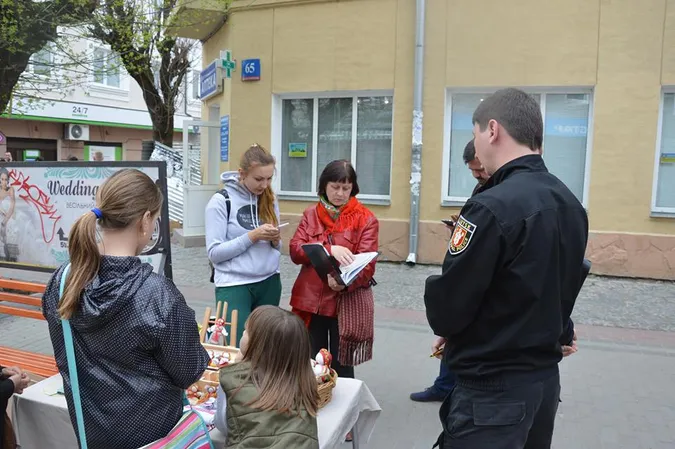 Луцькі муніципали «штурмують» митців у центрі (фото)