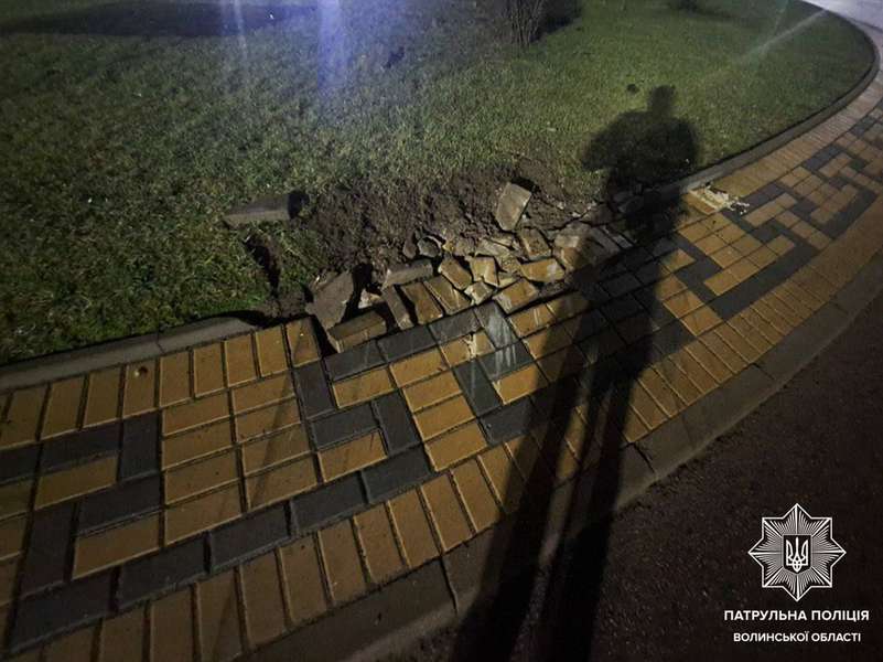 «Пропахав» газон і зніс паркан: деталі нічної ДТП на кільці у Луцьку (фото)