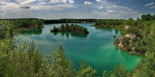«Острів кохання» посеред смарагдової води: за 80 км від Луцька – унікальна природна локація (фото)