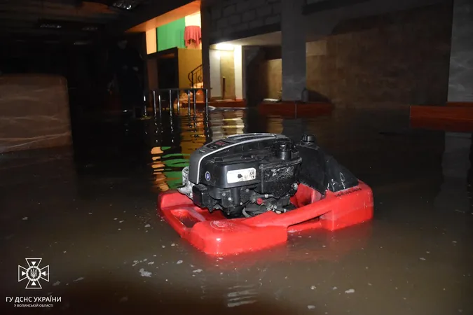 Понад 40 м³ води: у Луцьку на Соборності затопило підвал (фото)