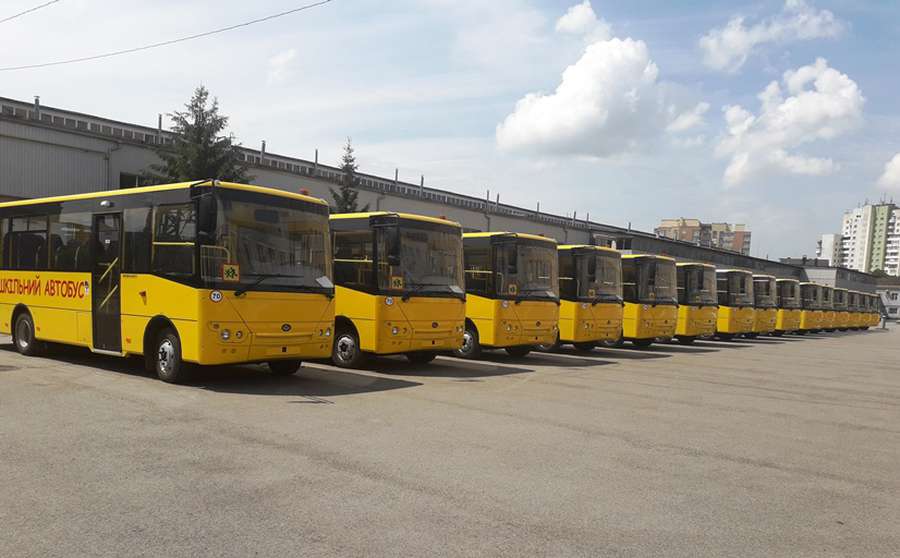 Із Луцька на Житомирщину відправили п’ять шкільних автобусів (фото)