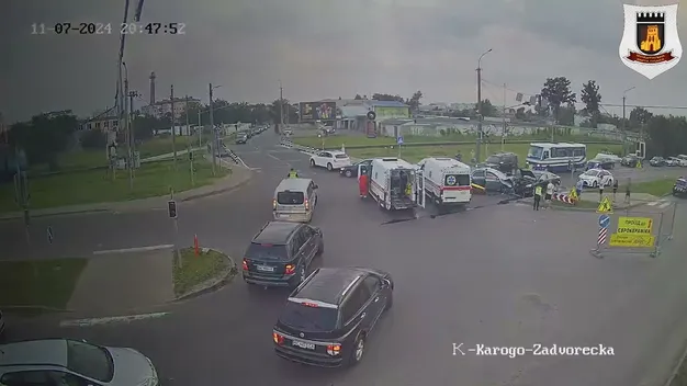 Лоб у лоб: у Луцьку на проблемному перехресті потрощилися Mitsubishi та Volvo (відео)