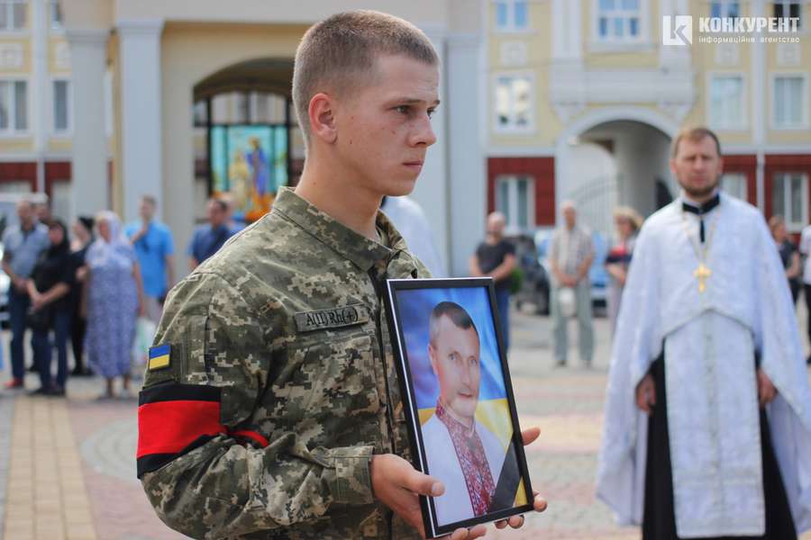 Плакали навіть чоловіки: Луцьк провів у останню путь воїна Михайла Дарчича (фото, відео)