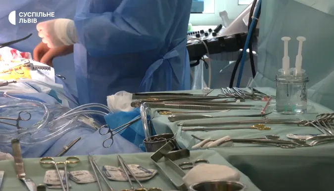 Міг раптово померти: у Львові волинянину провели унікальну операцію на серці (відео)