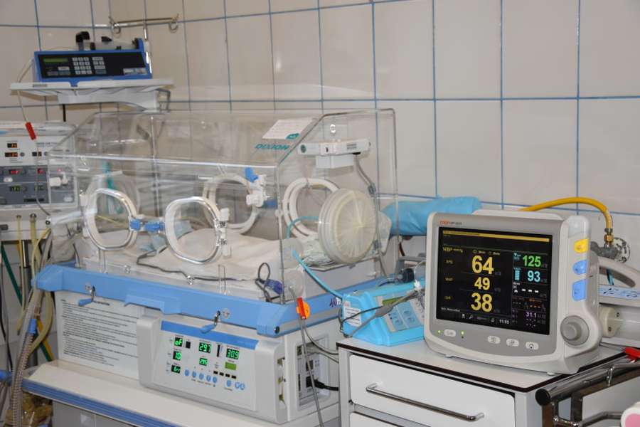 У пологовому будинку Луцька з'явився новий інкубатор для новонароджених (фото)