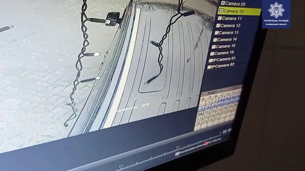 У Луцьку авто в’їхало у вітрину магазину (відео)