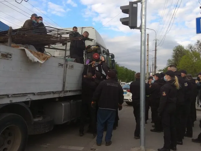 Луцькі муніципали знесли паркан на Старому ринку (відео)
