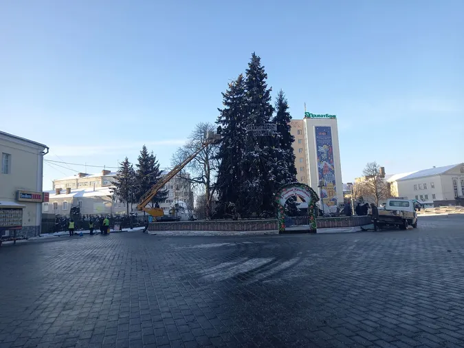 У центрі Луцька з ялинок знімають гірлянди та іграшки (фото)