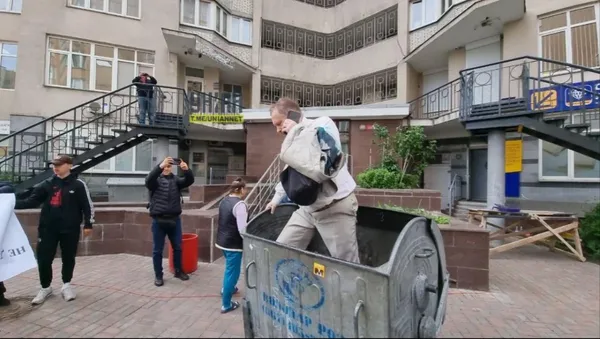 У Києві екснардепа Чорновола облили сечею і викинули у смітник (фото, відео)