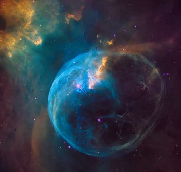 Телескоп «Хаббл» зазнімкував барвисту туманність на каламутному небесному тлі (фото)