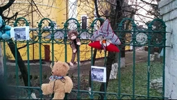"Геть московського попа": під церкви Луцька принесли ляльки (фото)