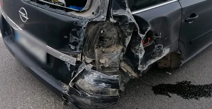 Відірвало колесо: у Луцьку Volkswagen протаранив Opel (фото)