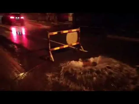 У Луцьку посеред дороги б’є «фонтан» із гарячої води (відео)