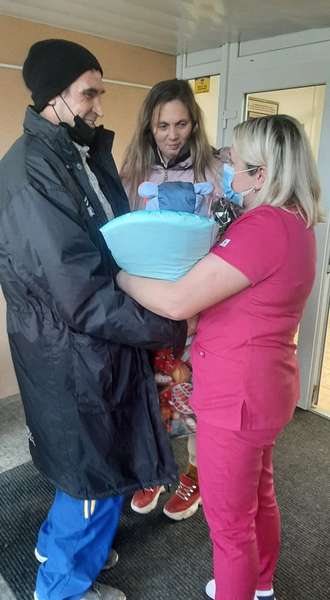 Син приймав пологи: у Луцьку з перинатального центру виписали жінку, яка народжувала в авто (фото)
