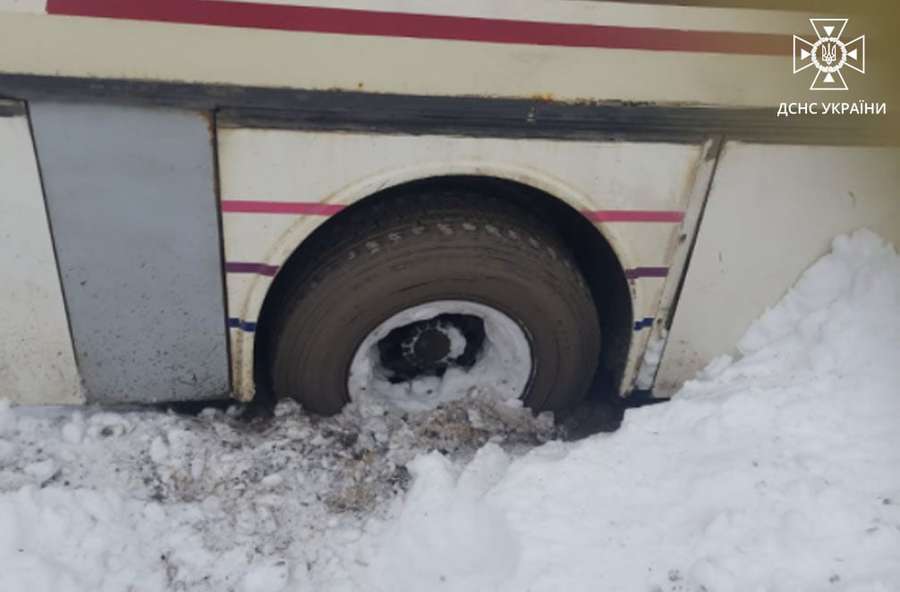 На Волині витягнули зі снігових заметів два автобуси, легковик і вантажівку (фото)