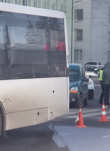 На одній з вулиць Луцька – величезний затор через аварію з маршруткою