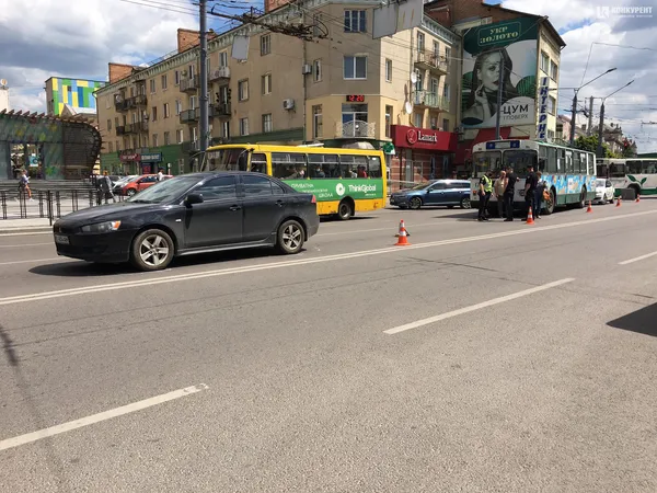 В центрі Луцька – аварія за участю тролейбуса (фото)