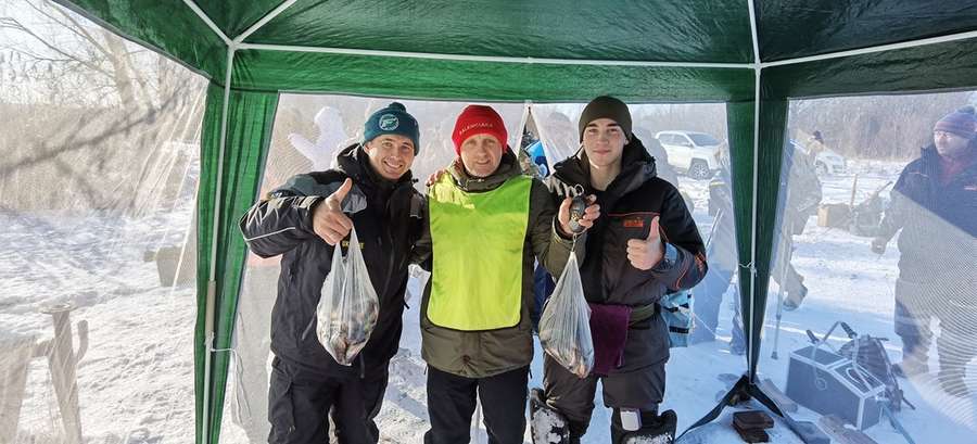 Рибалили і збирали кошти на ЗСУ: на Люцимері влаштували змагання з підлідного лову (фото)