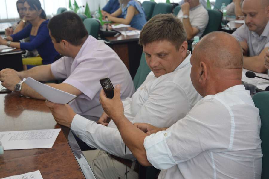 А що там в телефоні показує депутат Микола Соломатін своєму колезі Сергію Булі?