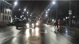 Небезпечний маневр: у Луцьку таксі «підрізало» легковик і ледь не збило пішоходів (відео)