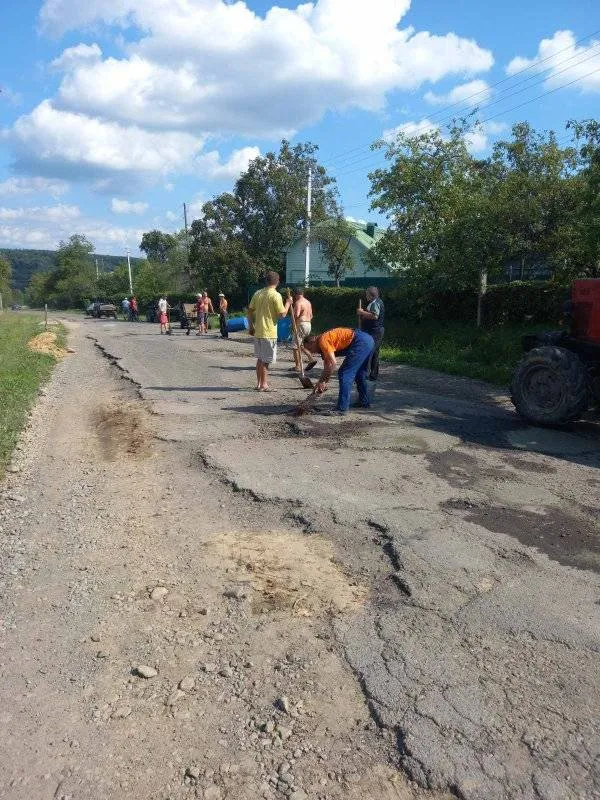 Терпець урвався: у Тростянці селяни самостійно латають дорогу (фото)