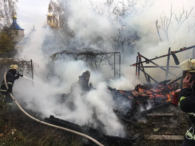 У селищі на Волині горіла господарська будівля (фото, відео)