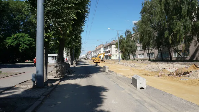 Вкладають щебеневий шар: що коїться на проспекті Волі у Луцьку (фото)