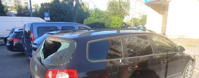 У Луцьку невідомі потрощили автівку та розбили заднє скло (фото)