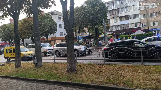 Проспект у Луцьку паралізувало через «поцілунок» двох авто (фото)
