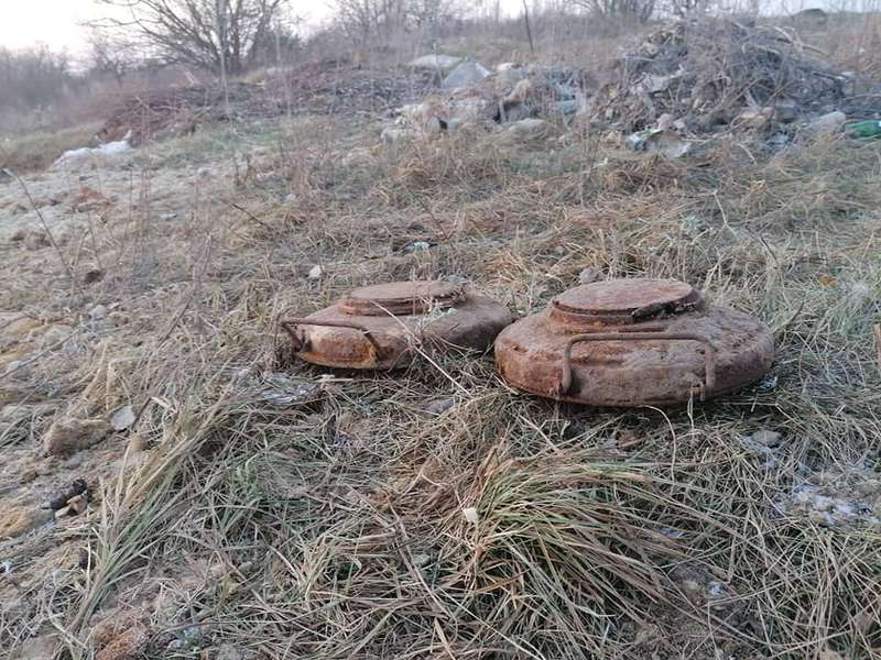 На Волині піротехніки знешкодили протитанкові міни і снаряд (фото)