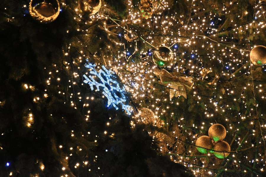 Кулі над проспектом Волі та янголи на Лесі Українки: Луцьк засяяв новорічними вогнями (фото, відео)