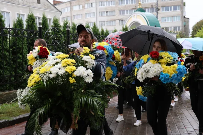 У Луцьку попрощалися із загиблим під Роботиним офіцером Тарасом Пархомуком (фото)