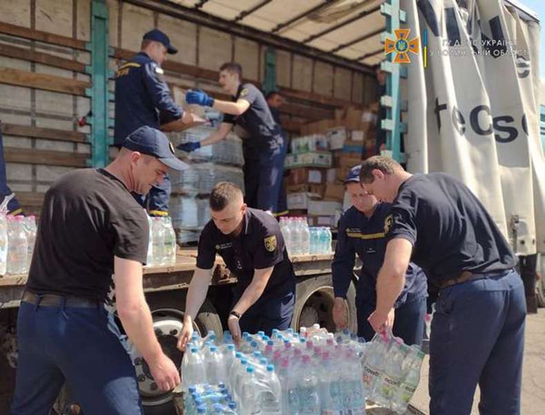 Волинські рятувальники передали у Харків 8 тонн допомоги та ікону від митрополита Михаїла (фото)