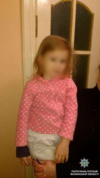Патрульні знайшли батьків дівчинки, яка загубилася в Луцьку (фото)