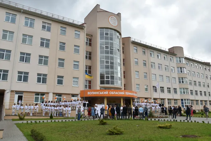 В Луцьку жінка народила в бусі біля перинатального центру (оновлено)