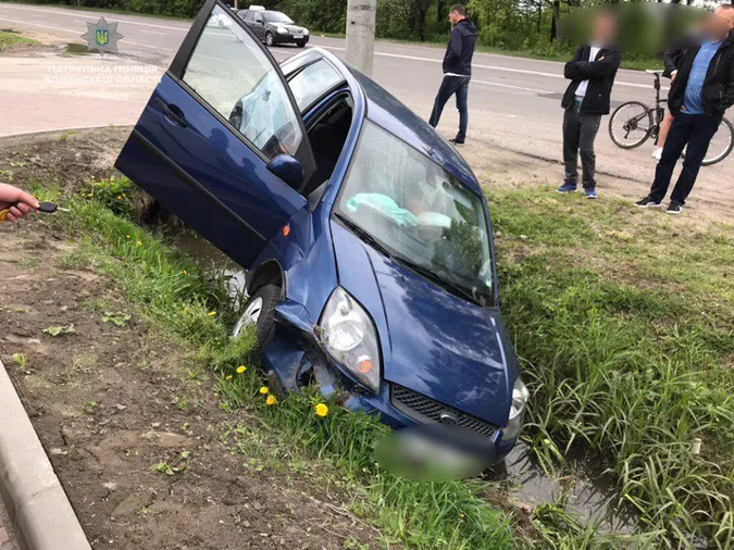 У Луцьку авто злетіло у кювет (фото, відео)