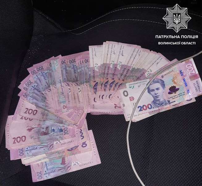 Зливав відходи на околицях: у Луцьку водія вантажівки оштрафували на 34 тисячі гривень (фото)