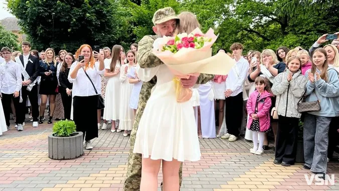 Батько-військовий зробив сюрприз доньці-випускниці у Луцьку (відео)