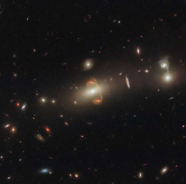 NASA показало фотографію галактики, яка викривляє простір та час